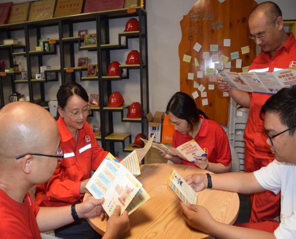 600中原油田活动图片1_副本.jpg 600中原油田活动图片1_副本.jpg